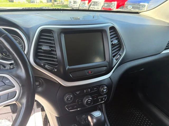 Used 2018 Diamond Black Jeep Latitude Plus image 25