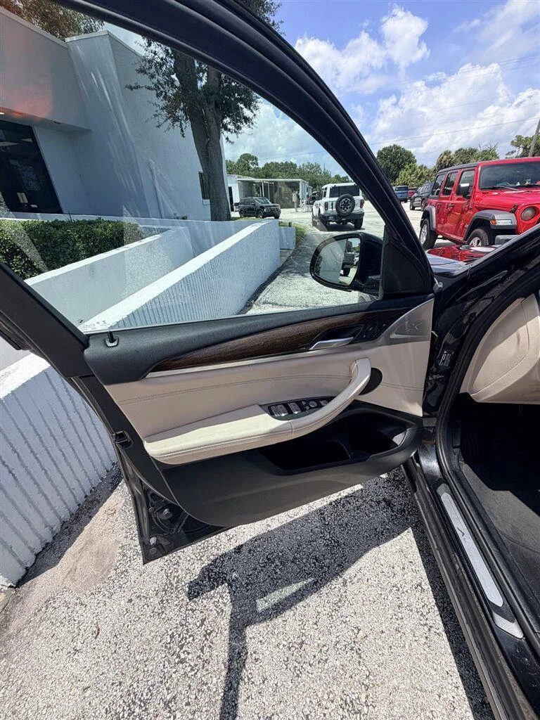 Used 2021  BMW xDrive30i image 16
