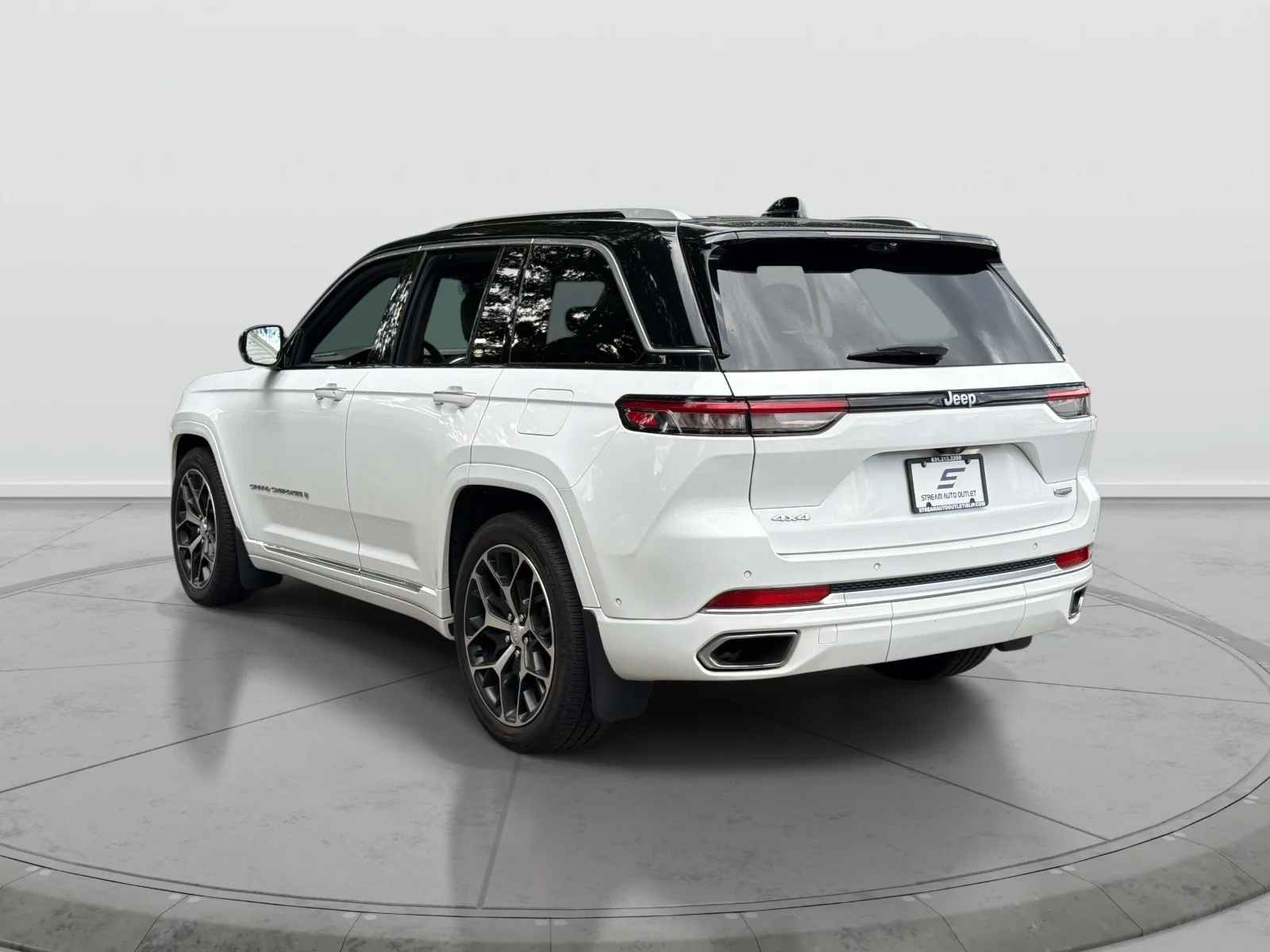 Used 2023 White Jeep Summit Reserve image 5