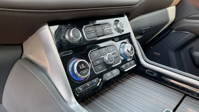 2024 GMC Yukon Denali - Photo 35