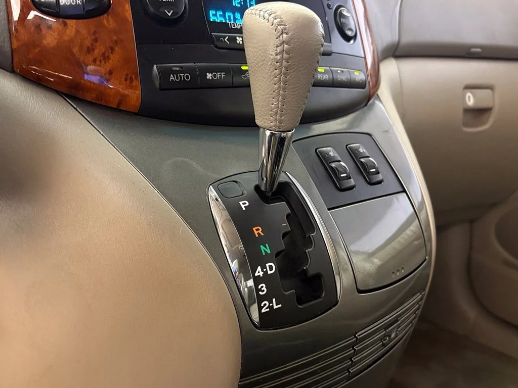 Used 2006 White Toyota XLE image 25