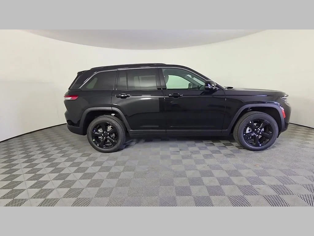 New 2026 Diamond Black Crystal Pearlcoat Jeep Limited image 23