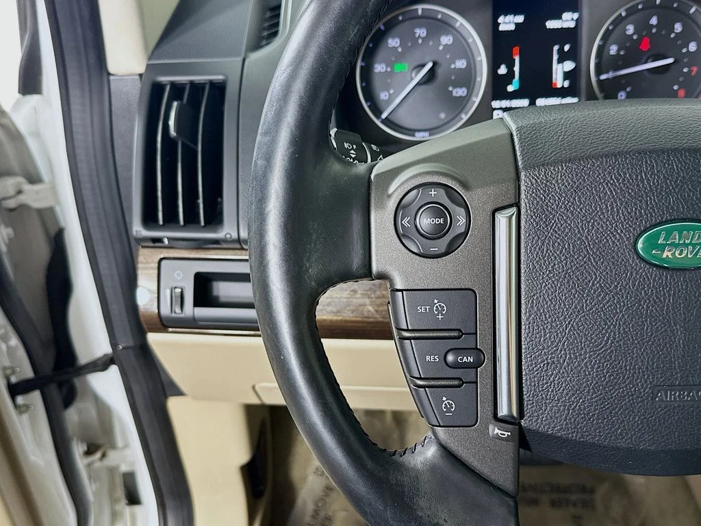Used 2013 Fuji White Land Rover  image 13