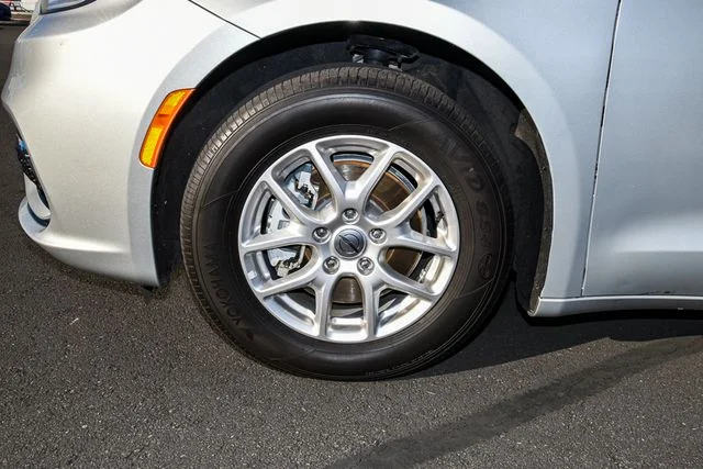 Used 2023 Silver Chrysler Touring L image 11