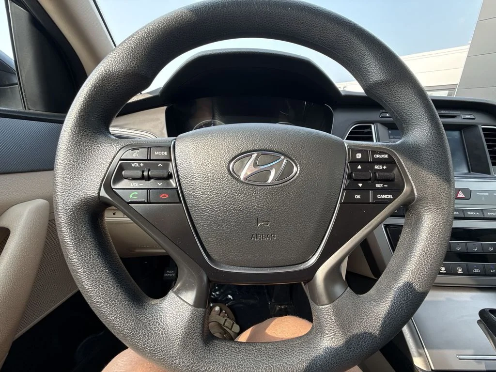 Used 2017 Black Hyundai SE image 14