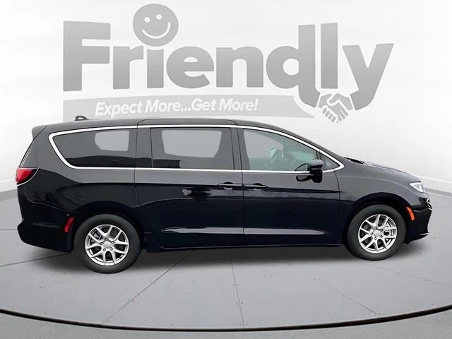 New 2026 Diamond Black Crystal Pearl-Coat Exterior Paint Chrysler Select image 4