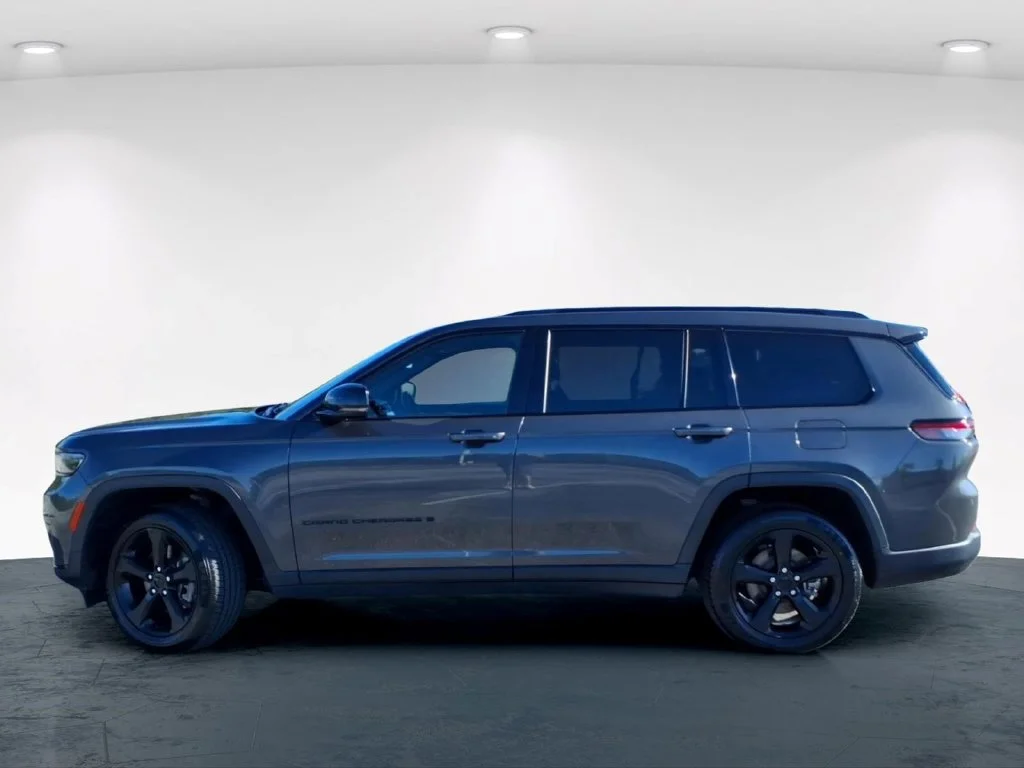 Used 2023 Gray Jeep Altitude image 14