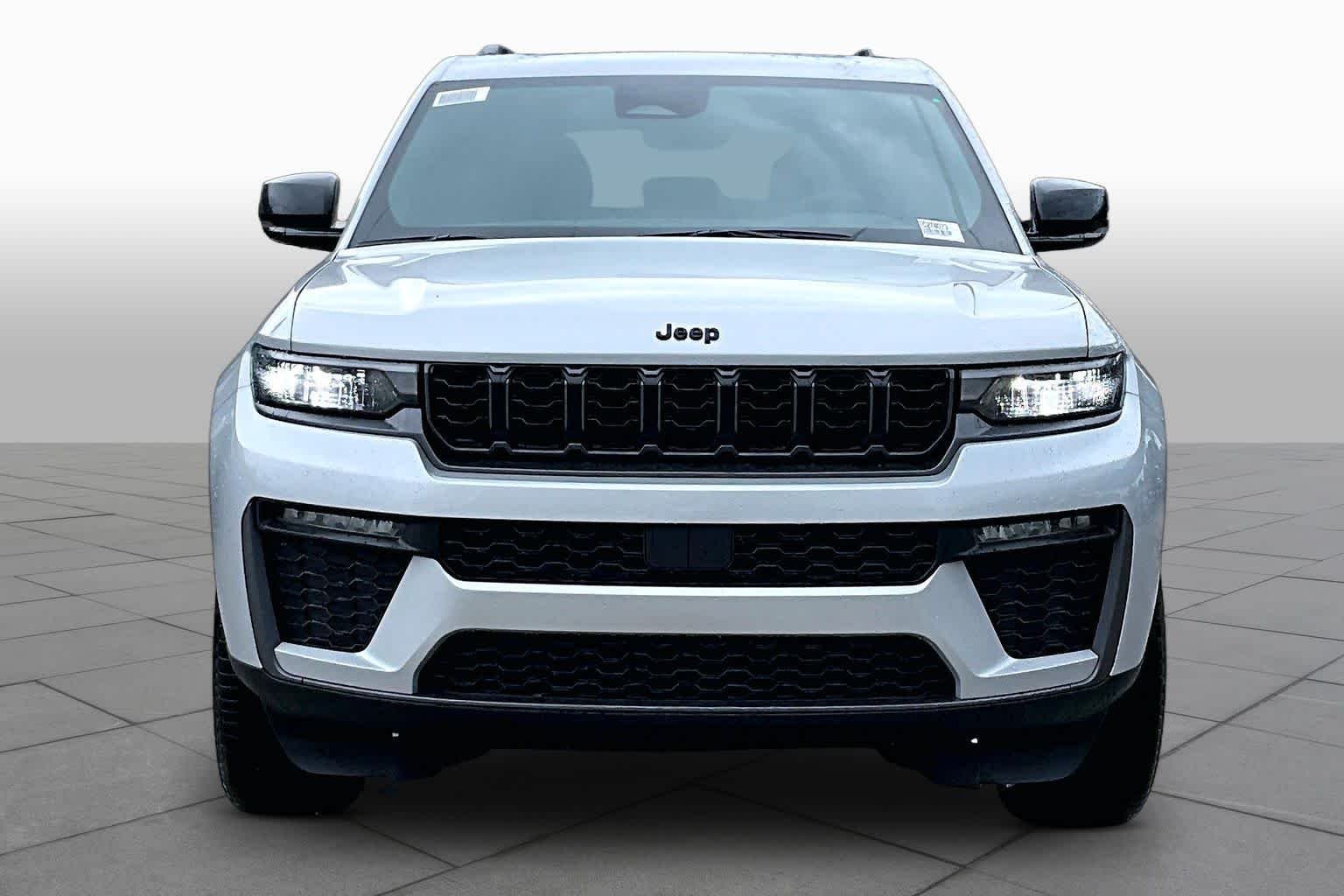 New 2026 Silver Zynith Exterior Paint Jeep Limited image 4
