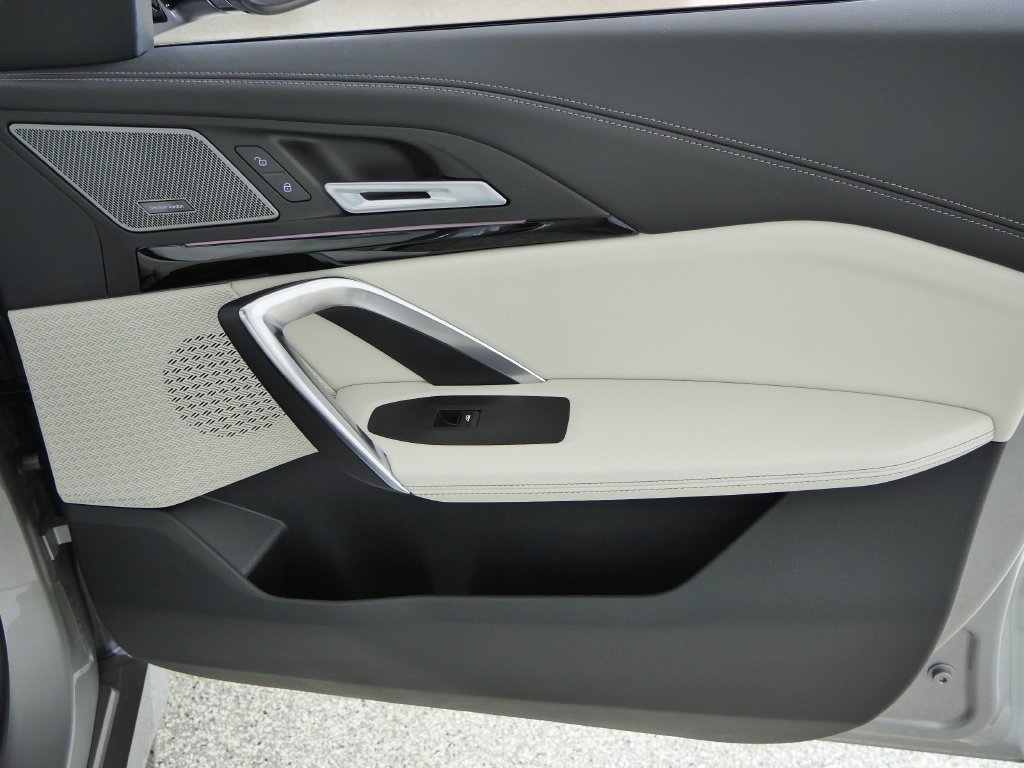 New 2027 Space Silver Metallic BMW xDrive28i image 21
