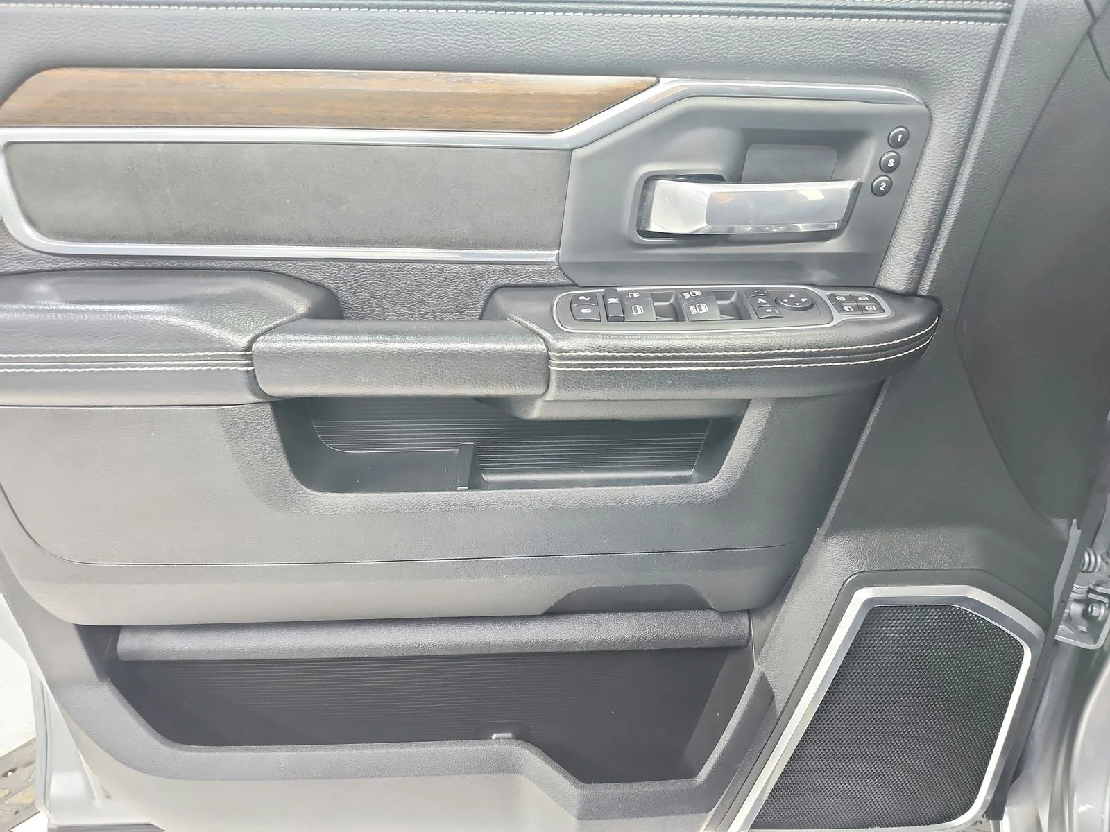 Used 2024 Silver Ram Laramie image 37