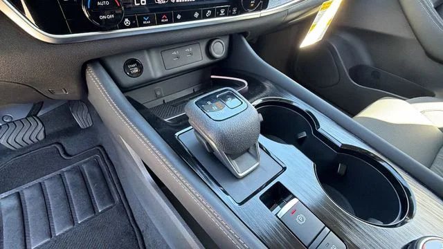 New 2026 Champagne Silver Metallic / Super Black Two-tone Nissan Platinum image 24