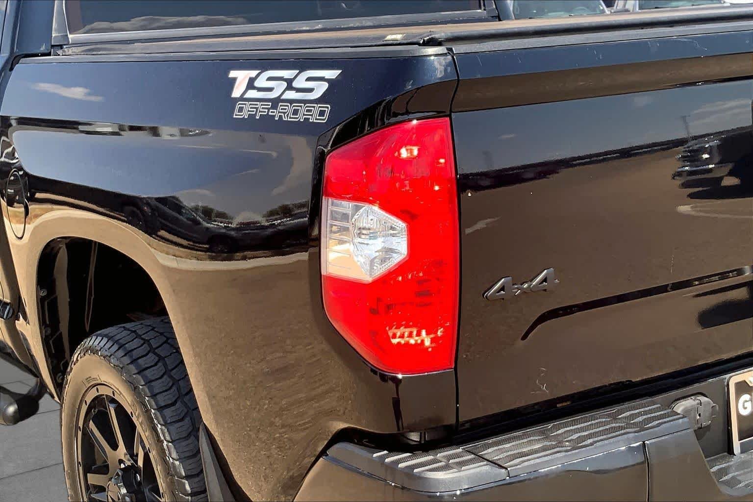 Used 2021 Midnight Black Metallic Toyota SR5 image 29