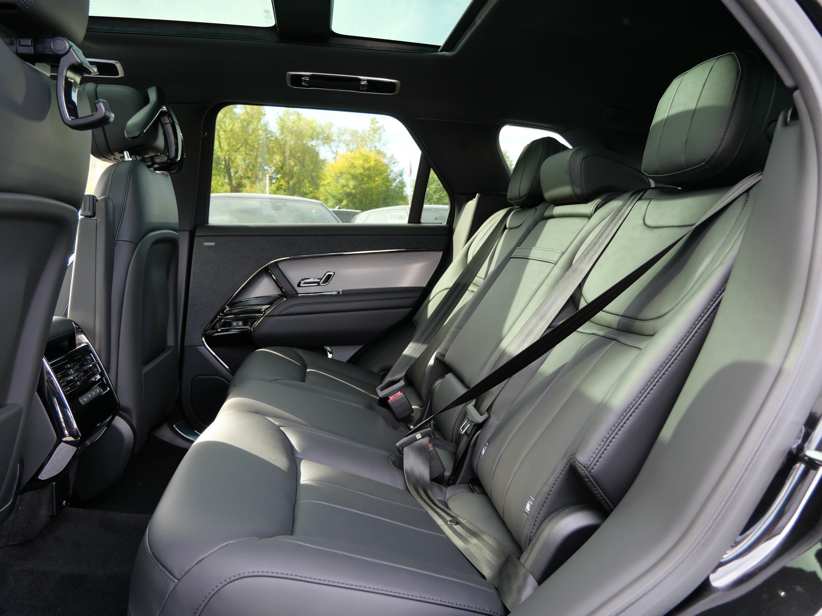 New 2027 Santorini Black LAND ROVER SE image 15