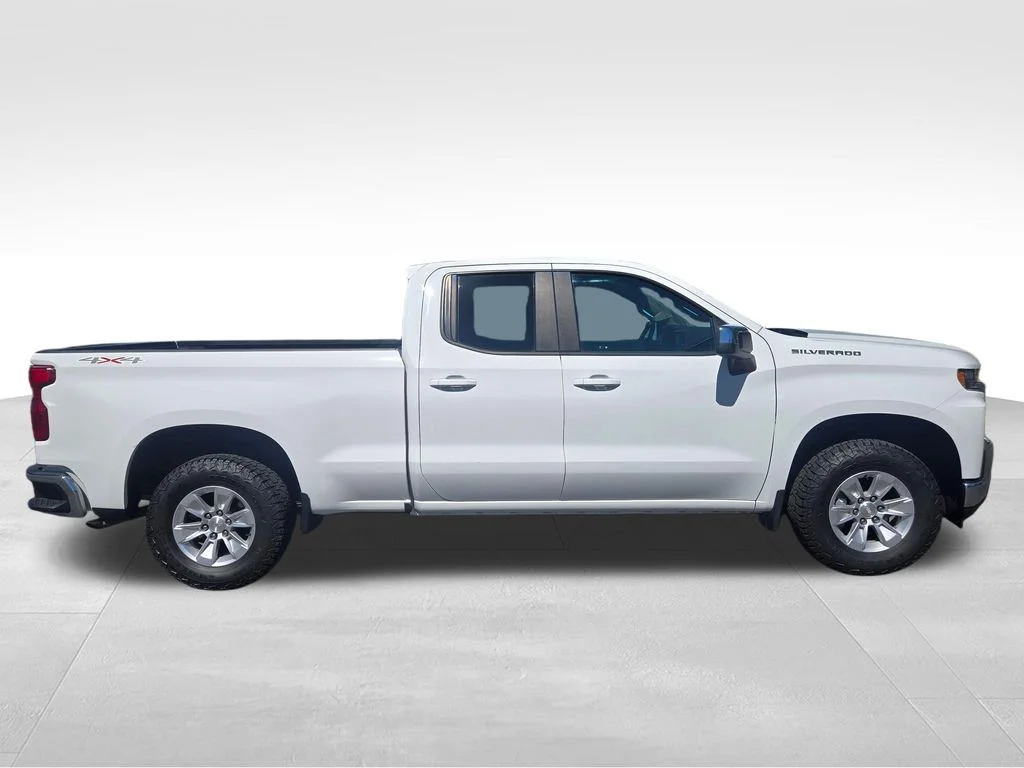 Used 2021 White Chevrolet LT image 3