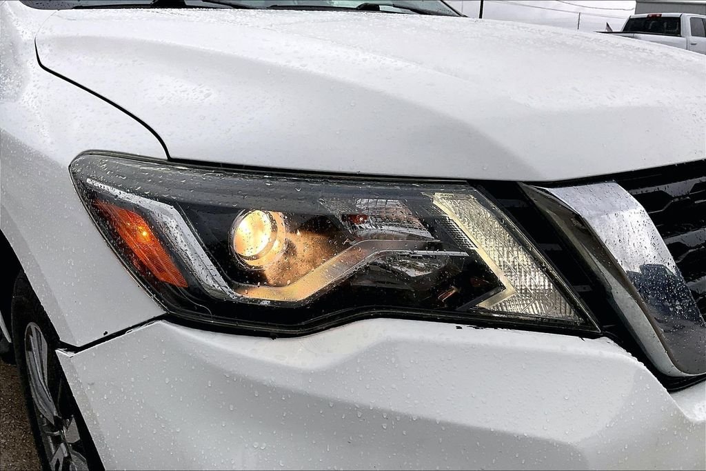Used 2018 Glacier White Nissan SV image 33