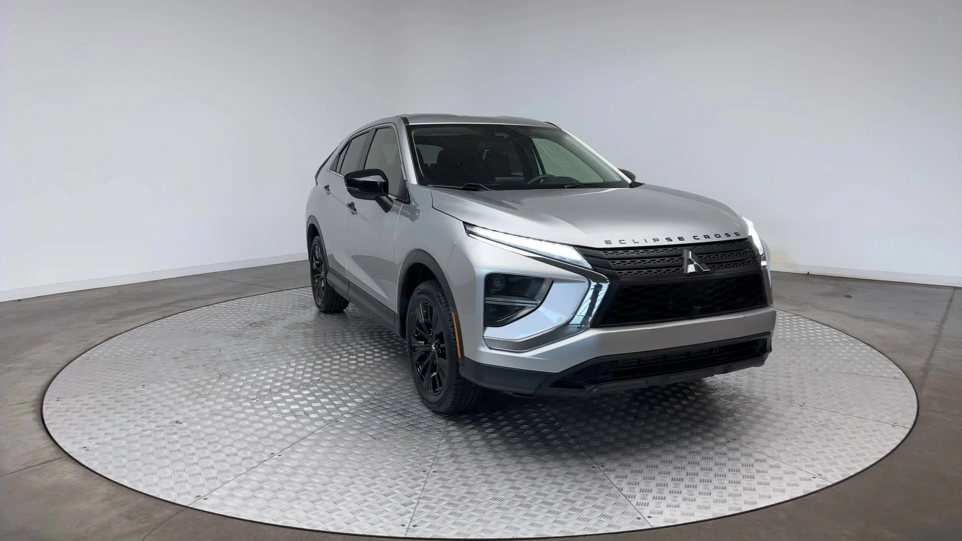 Used 2022 White Diamond Mitsubishi LE image 2
