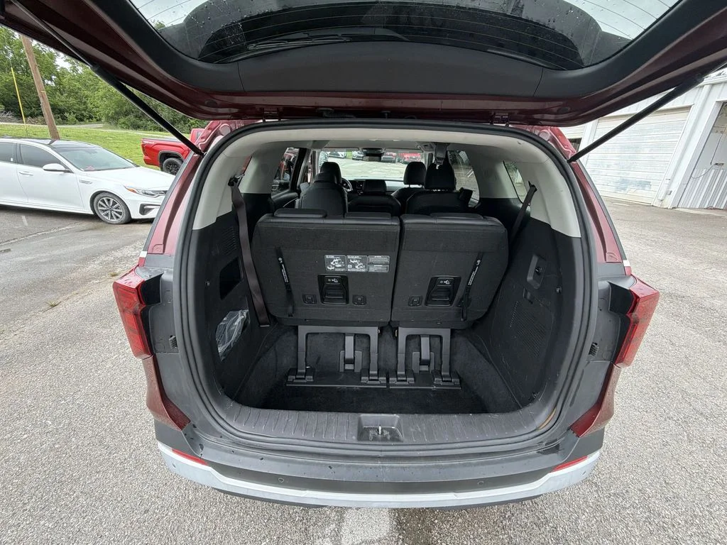 Used 2025 Red Kia LXS image 23