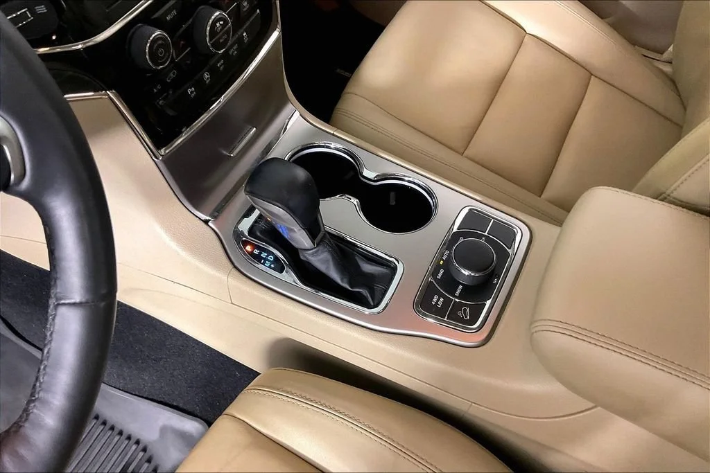 Certified Used 2019 Brown Jeep Limited 4x4 image 17