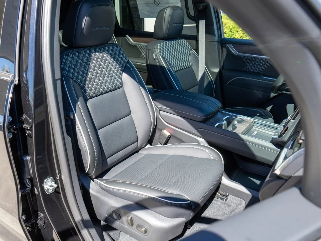 2026 GMC Acadia Denali - Photo 9