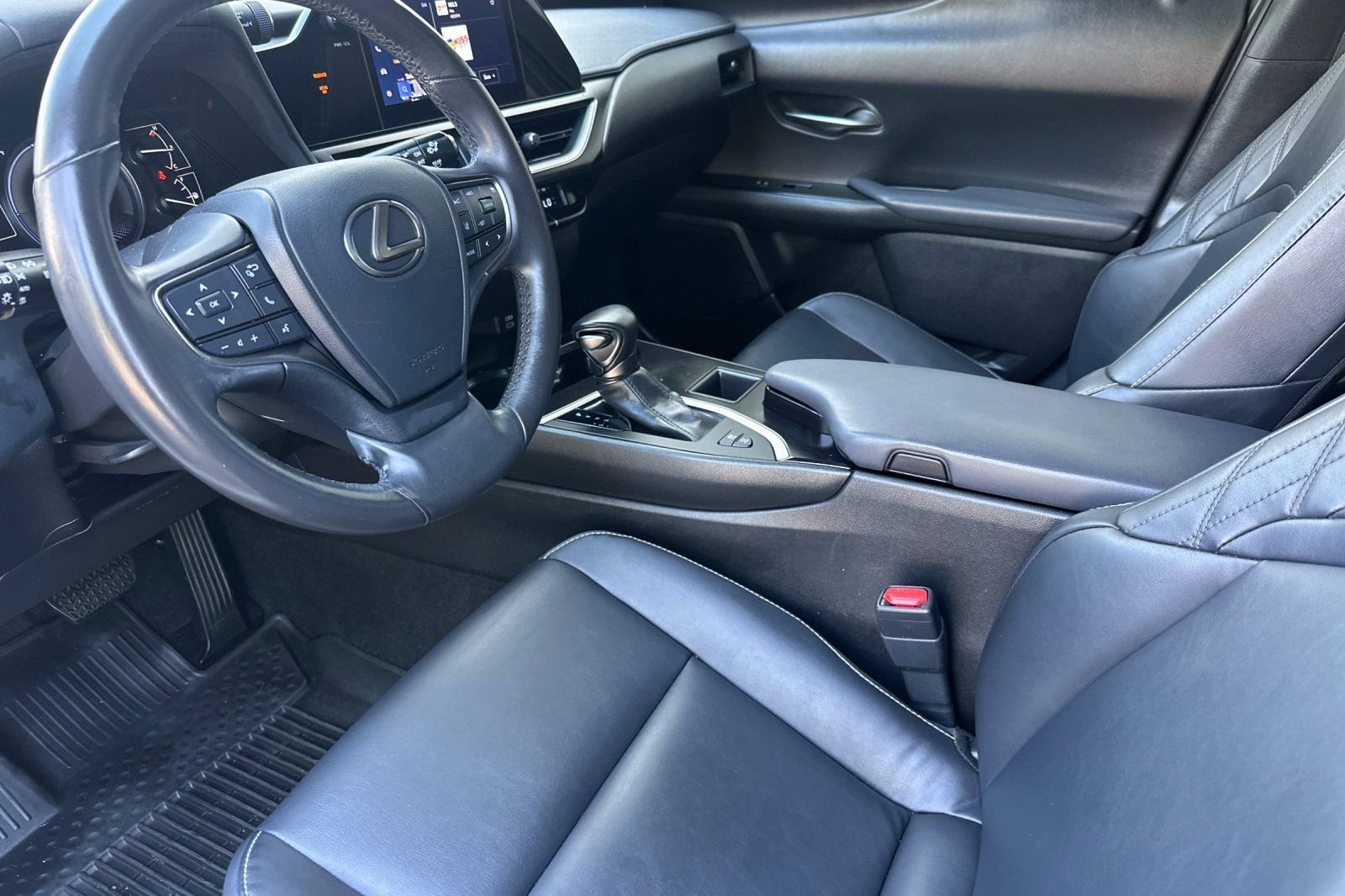 Used 2023 White Lexus 250h Base image 10
