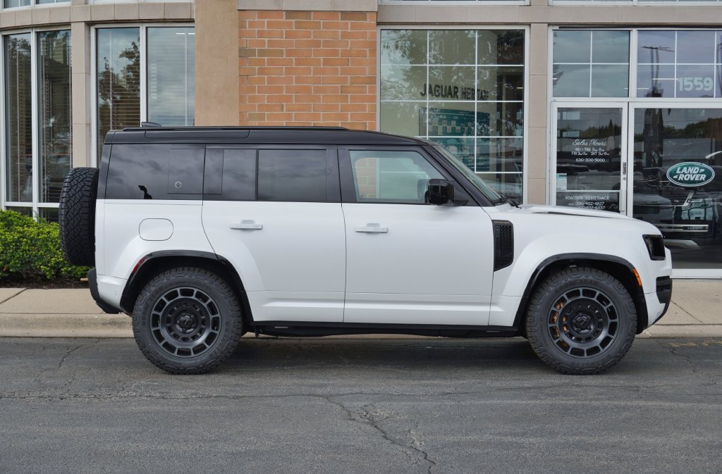 New 2026 Fuji White Land Rover OCTA image 7