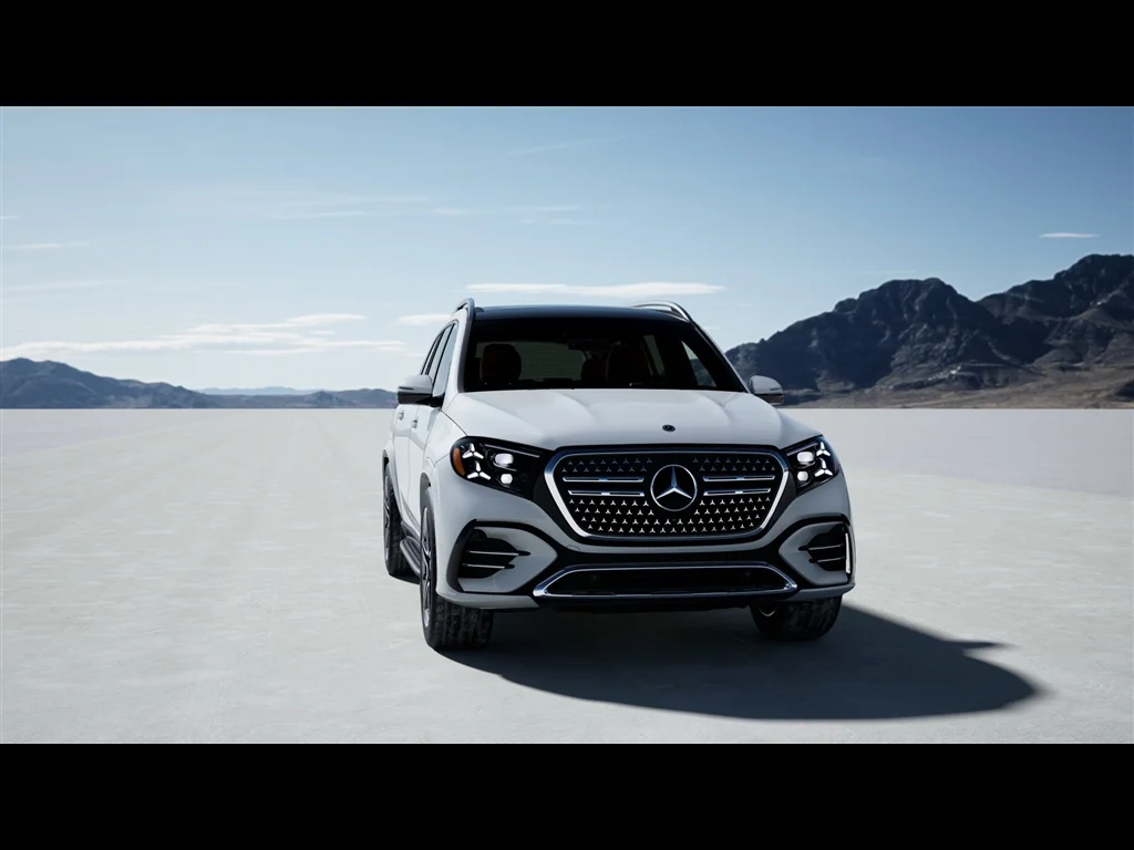 New 2027 MANUFAKTUR Moonlight White Metallic Mercedes-Benz GLS 450 image 3