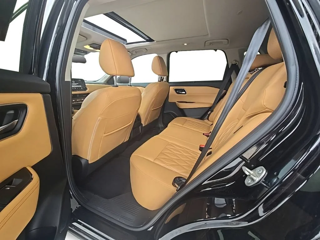 Used 2023 Super Black Nissan Platinum image 15