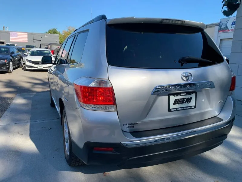Used 2011 Silver Toyota Sport Utility 4D image 9