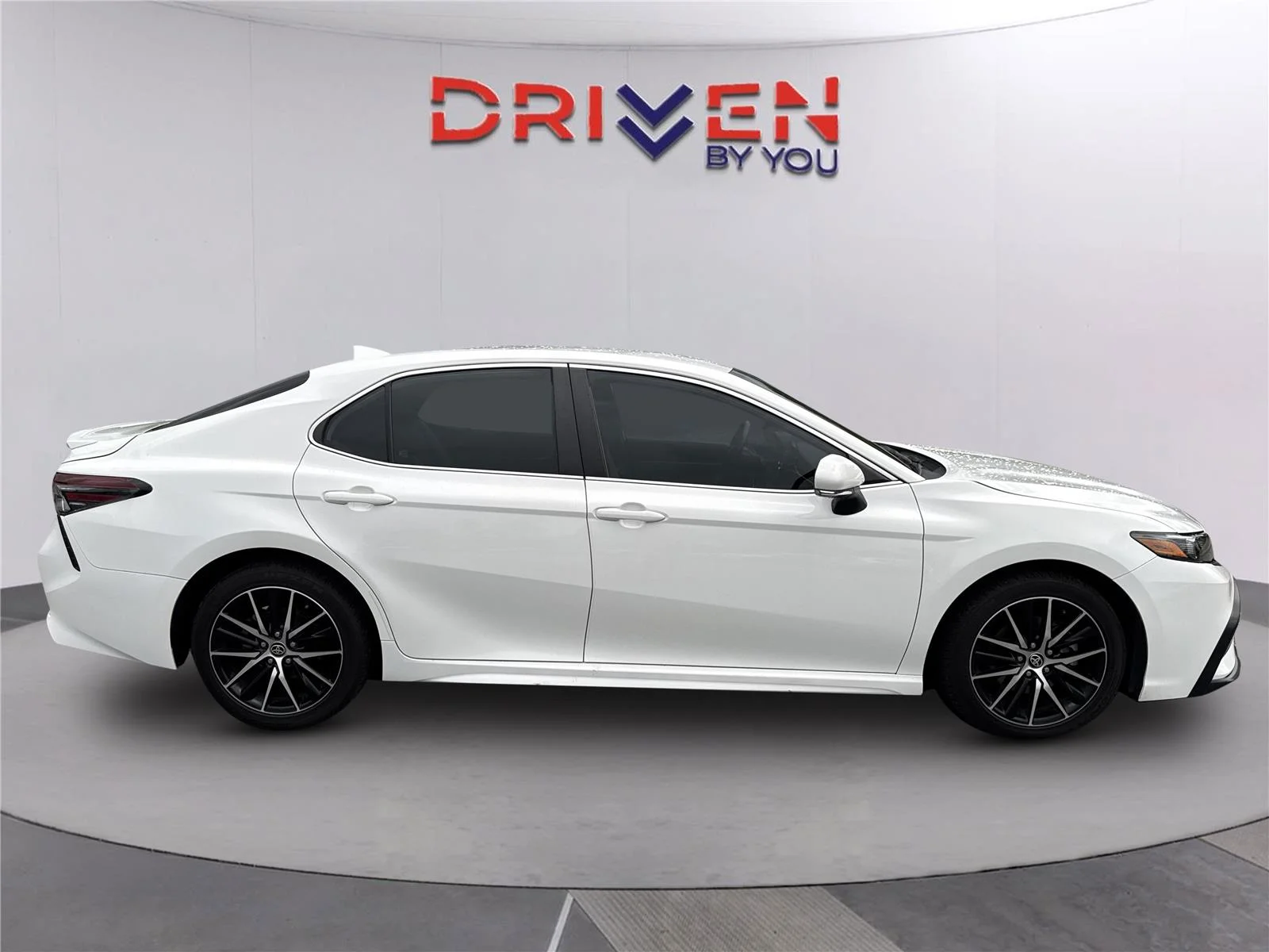 Used 2024 Ice Cap Toyota SE image 4