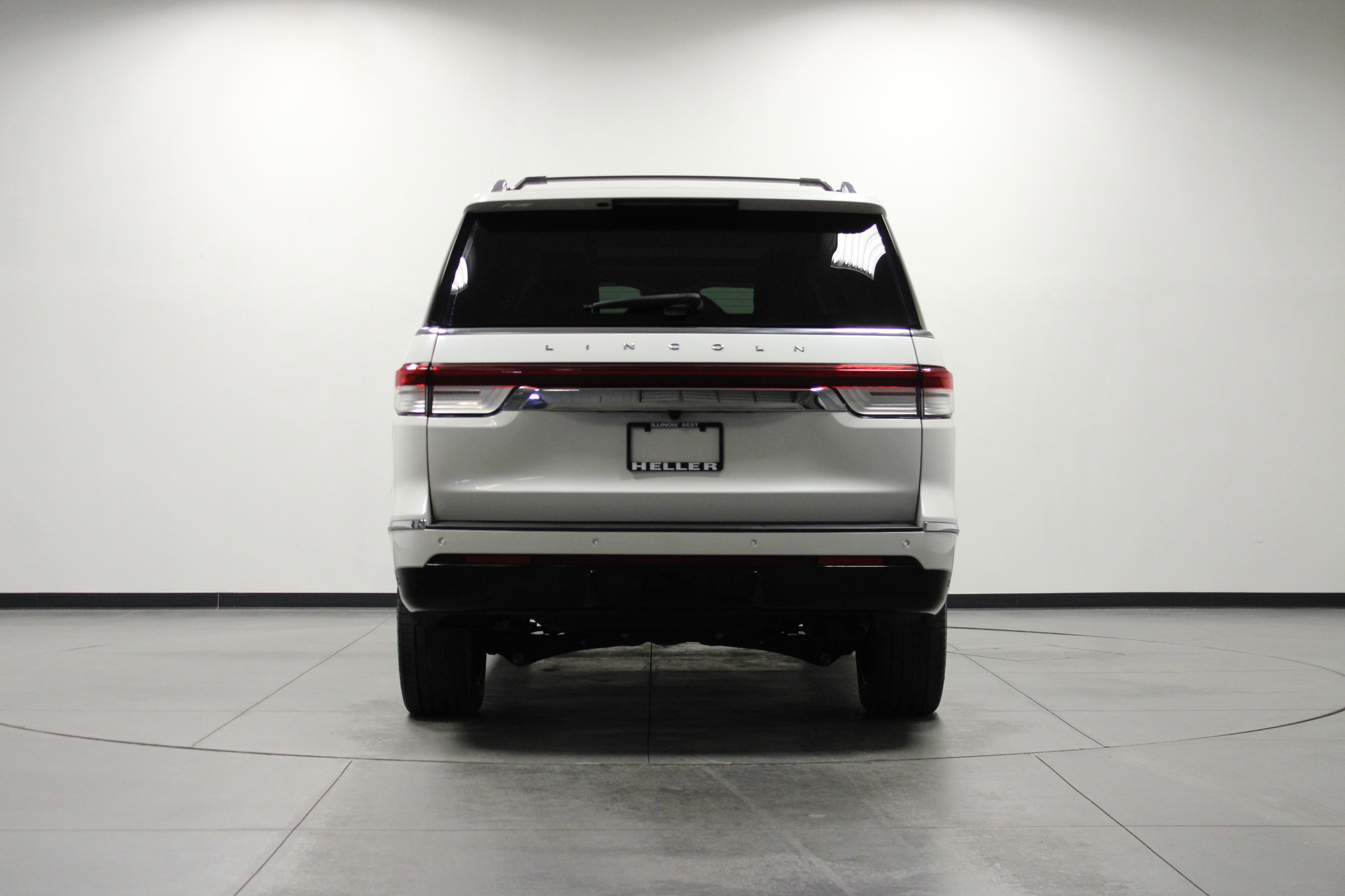 Used 2024 White Metallic Lincoln Reserve image 5