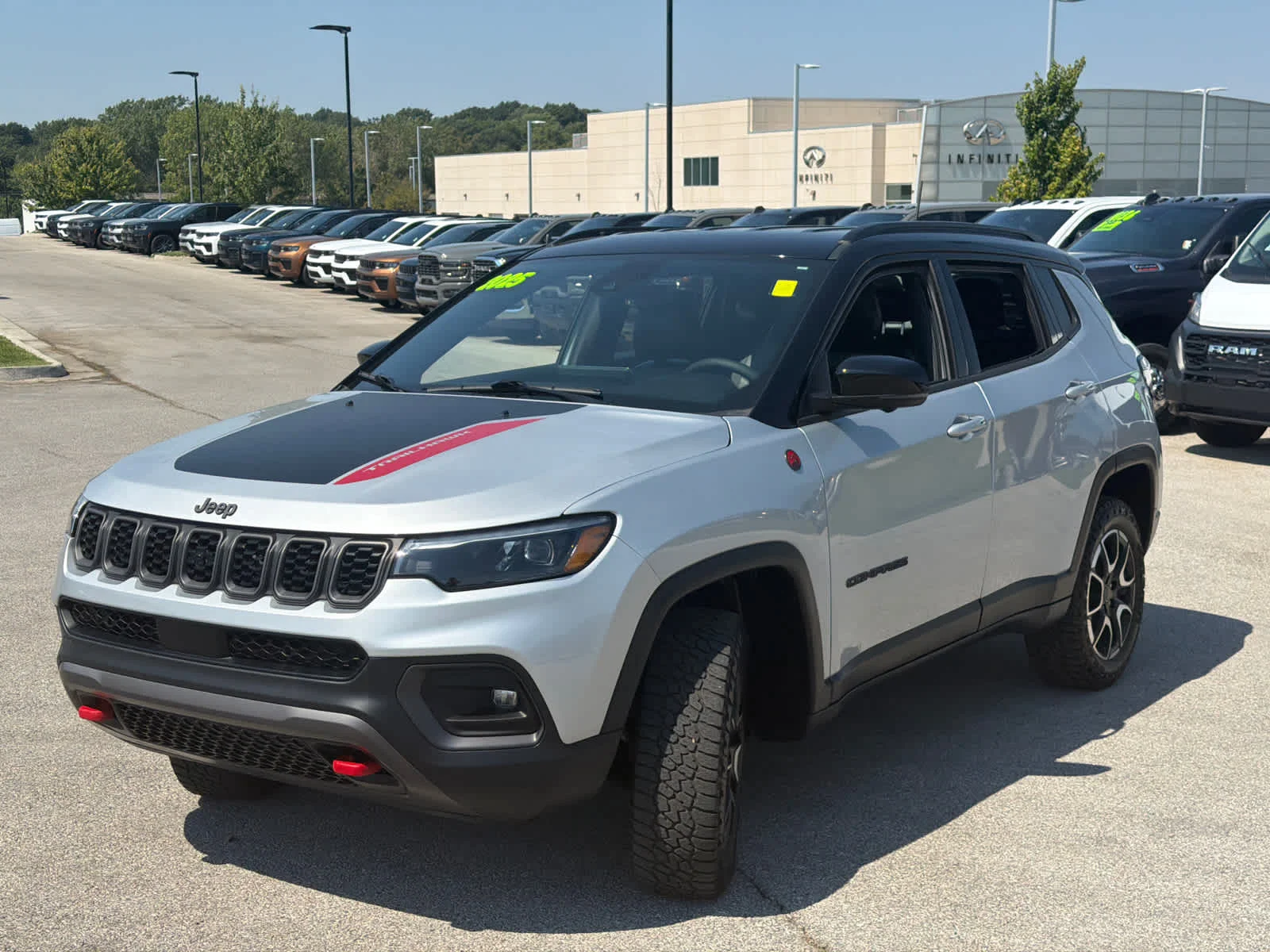 Used 2025 Silver Zynith Metallic Clearcoat Jeep Trailhawk image 4
