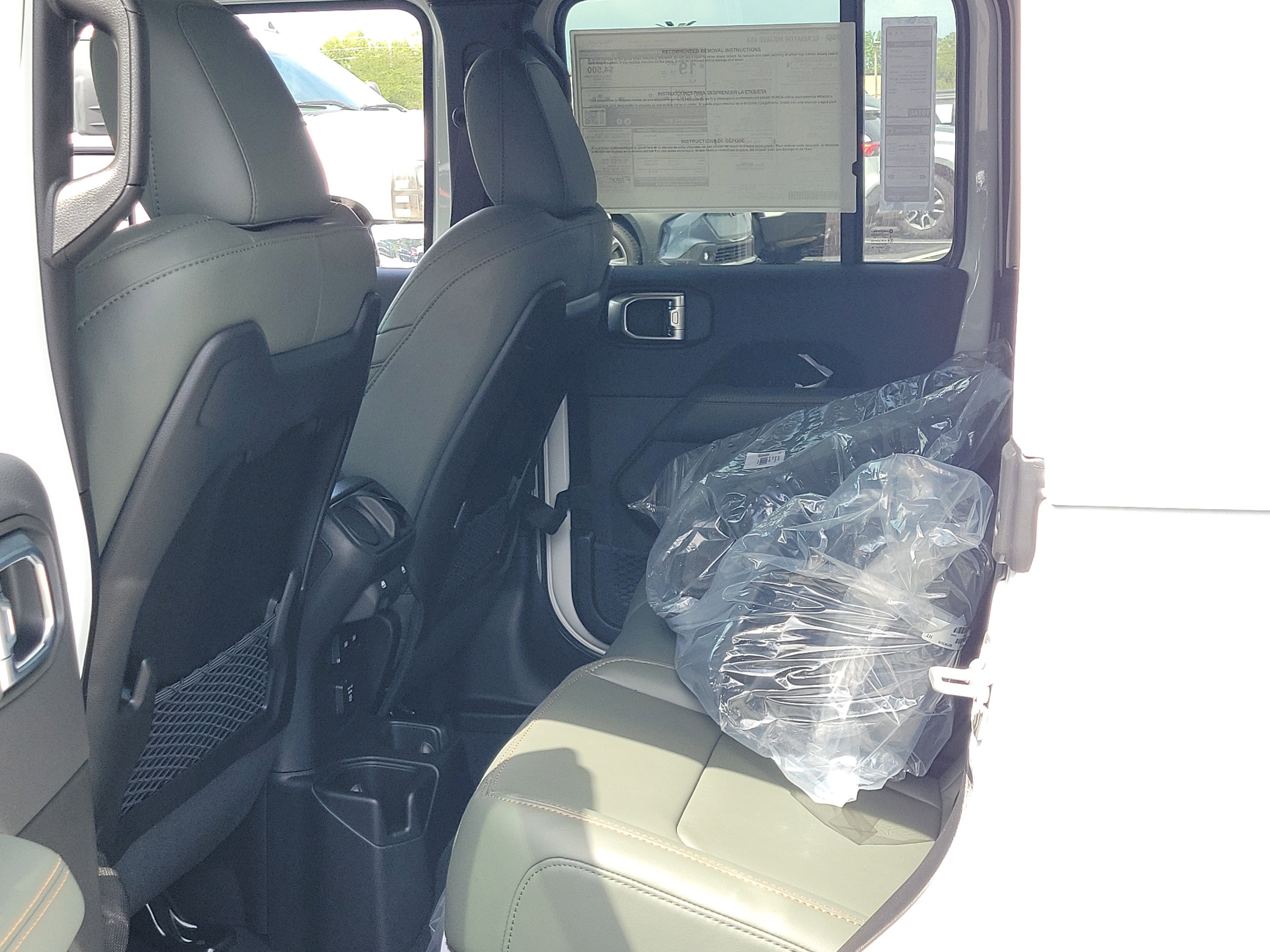 New 2026 Bright White Clear-Coat Exterior Paint Jeep Mojave image 12