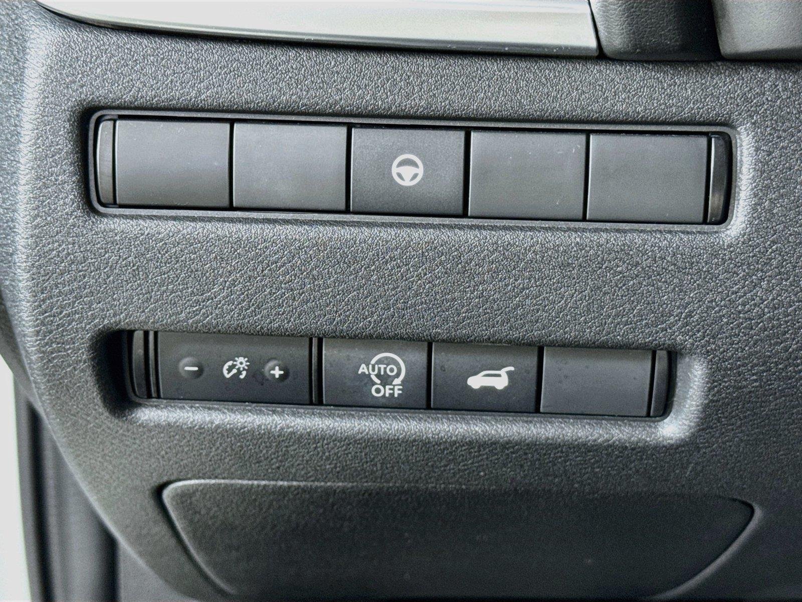 Used 2023 Pearl White Tricoat Nissan SL image 10