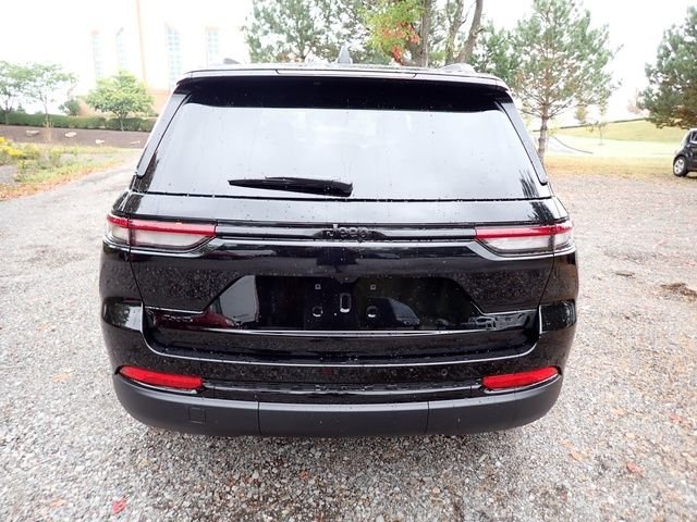 New 2025 Diamond Black Crystal Pearl-Coat Exterior Paint Jeep Altitude X image 4