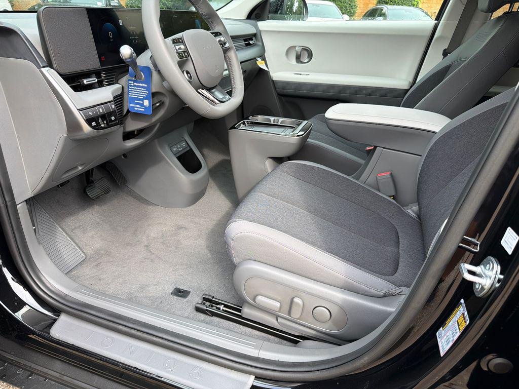 New 2026 Black Hyundai SE image 9