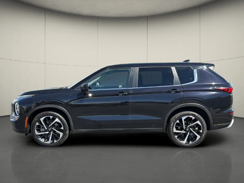 Used 2024 Black Mitsubishi SE image 4