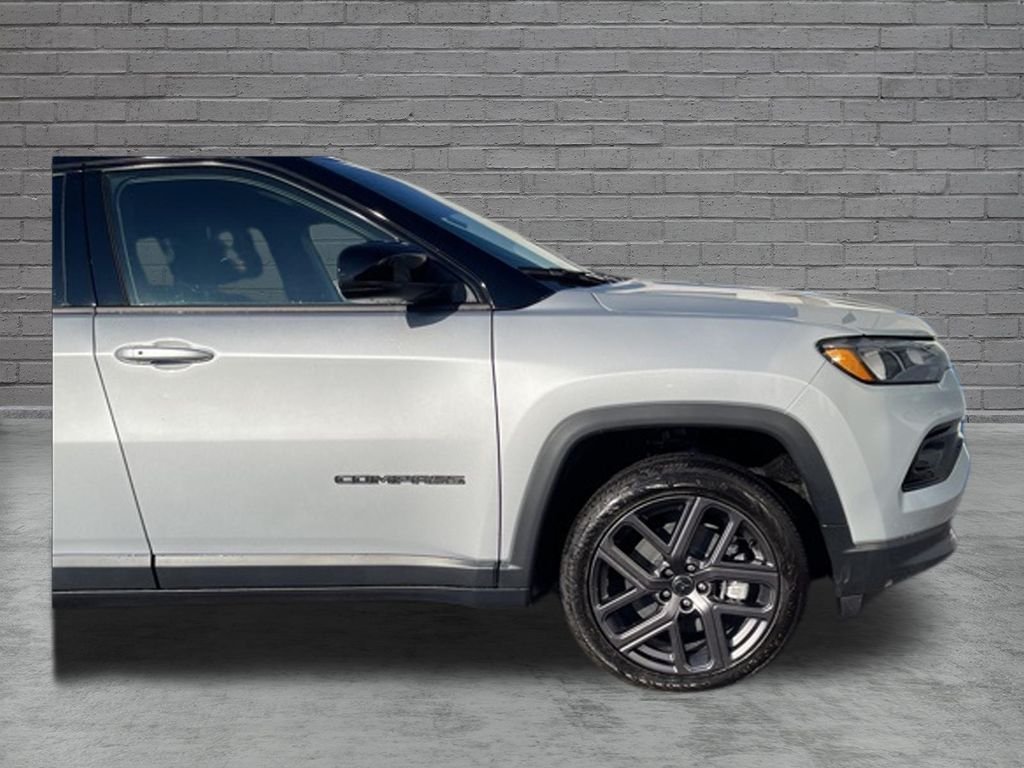 New 2026 Silver Zynith Metallic Clear-Coat Exterior Paint Jeep Limited image 12