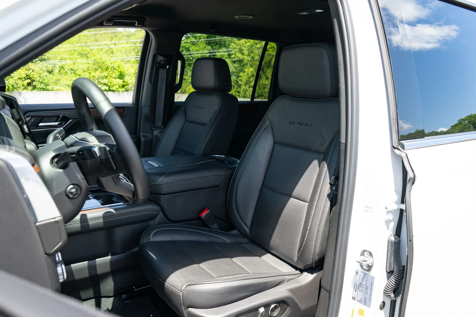 Used 2025 White GMC Denali image 15
