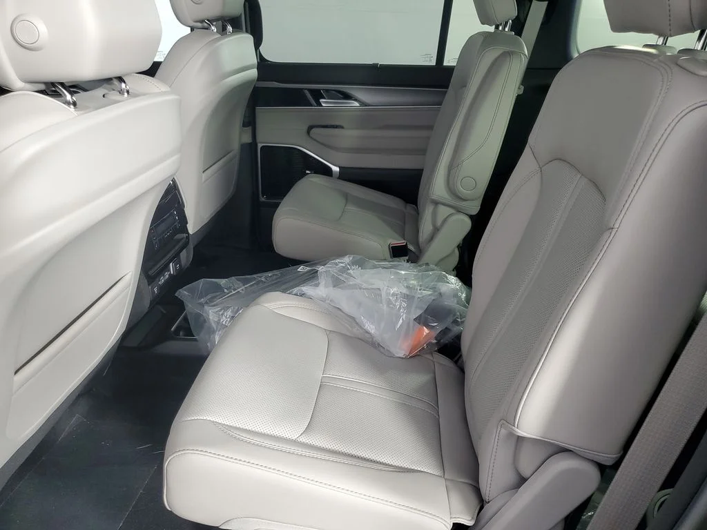 New 2026 Baltic-Gray Metallic Clear-Coat Exterior Paint Jeep Limited Reserve image 13