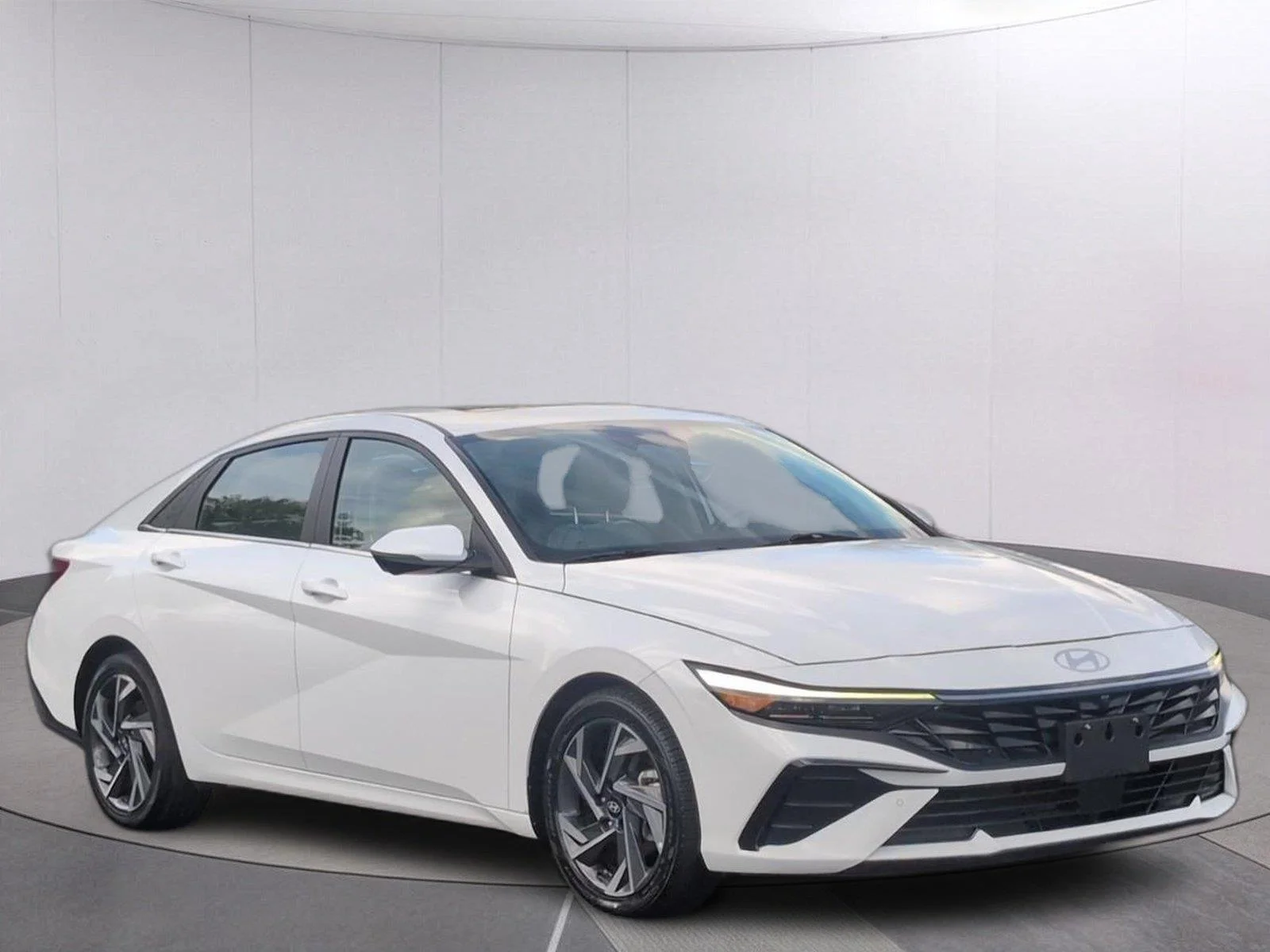 Used 2024 Serenity White Hyundai Limited image 9