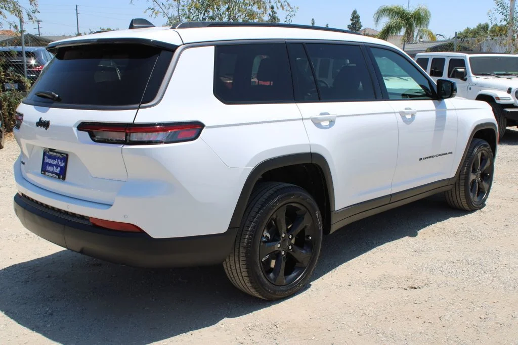 New 2026 Bright White Clear-Coat Exterior Paint Jeep Limited image 4