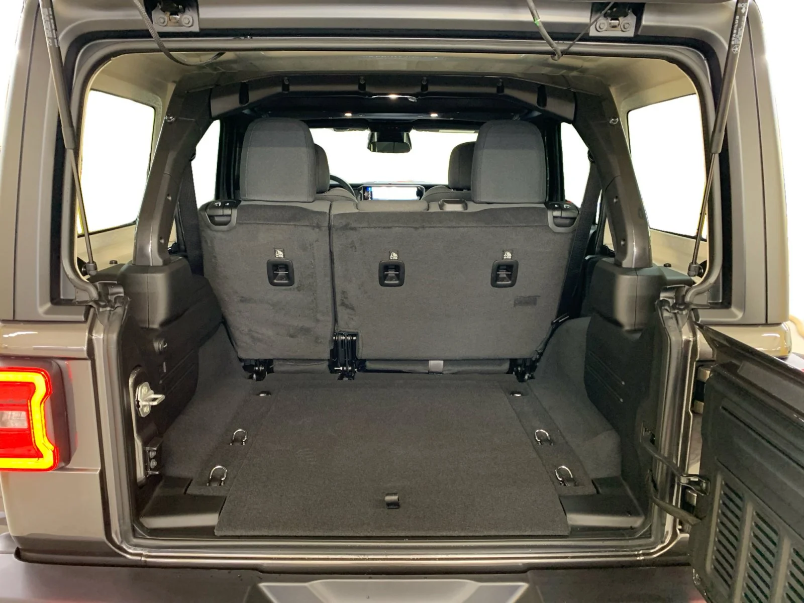 New 2026 Granite Crystal Metallic Jeep Rubicon image 19