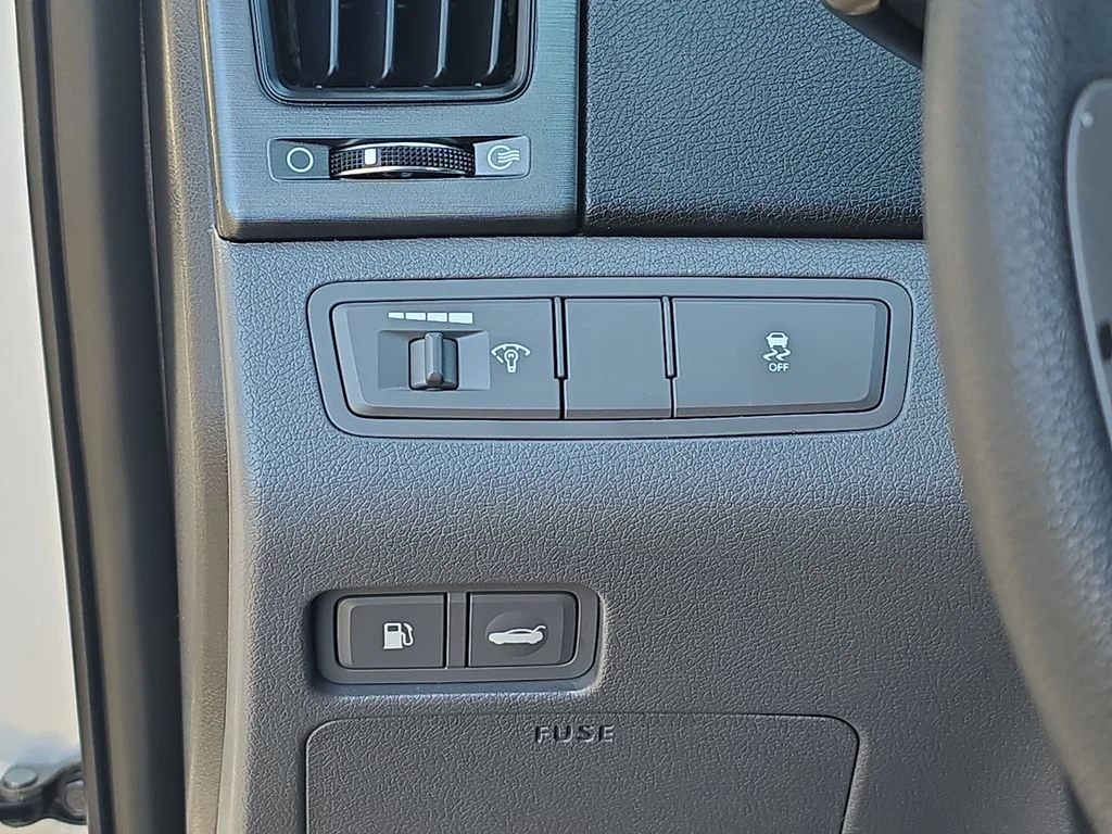 Used 2011 Silver Hyundai SE image 26