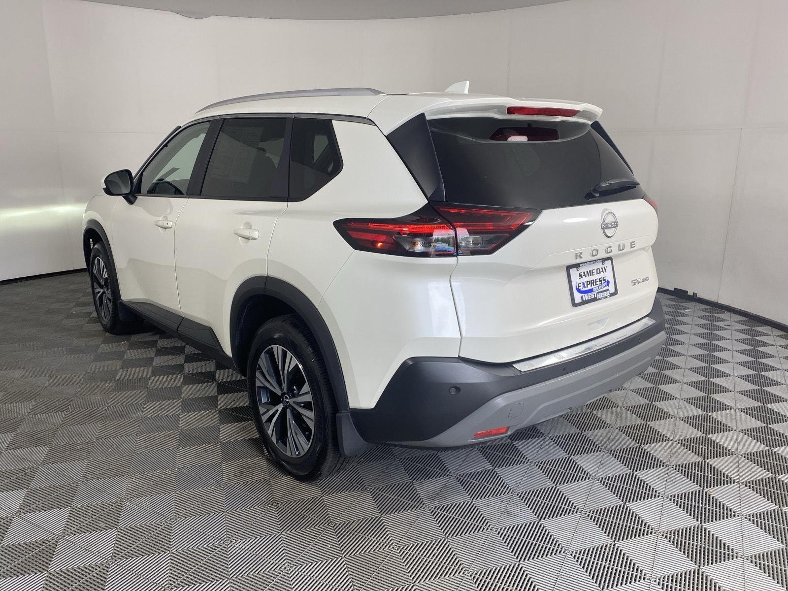 Used 2023 Pearl White Tricoat Nissan SV image 5
