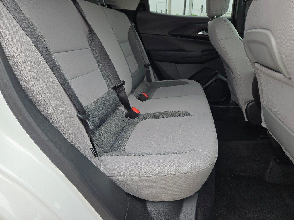 Used 2025 Summit White Chevrolet LT image 9