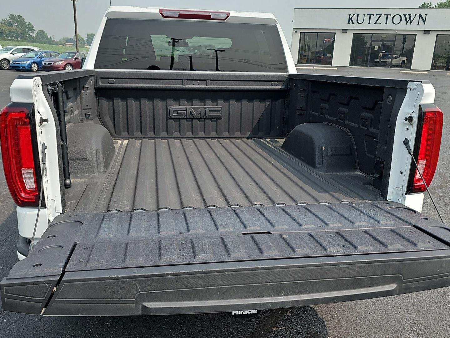 Used 2025 Summit White GMC AT4 image 31