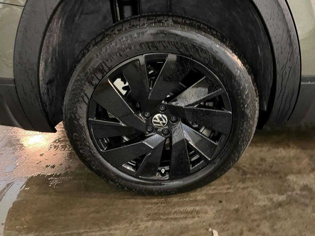 New 2026 Green Volkswagen SE w/Technology image 29