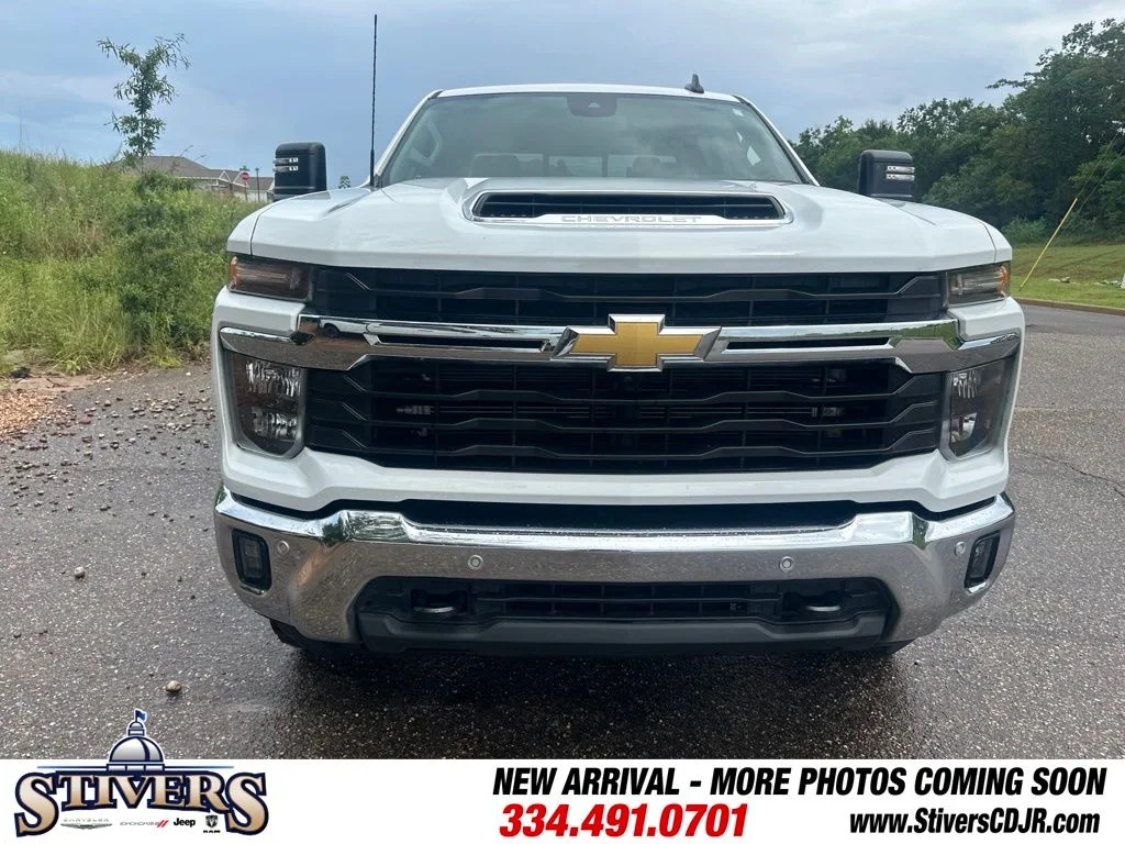 Used 2025 White Chevrolet LT image 3