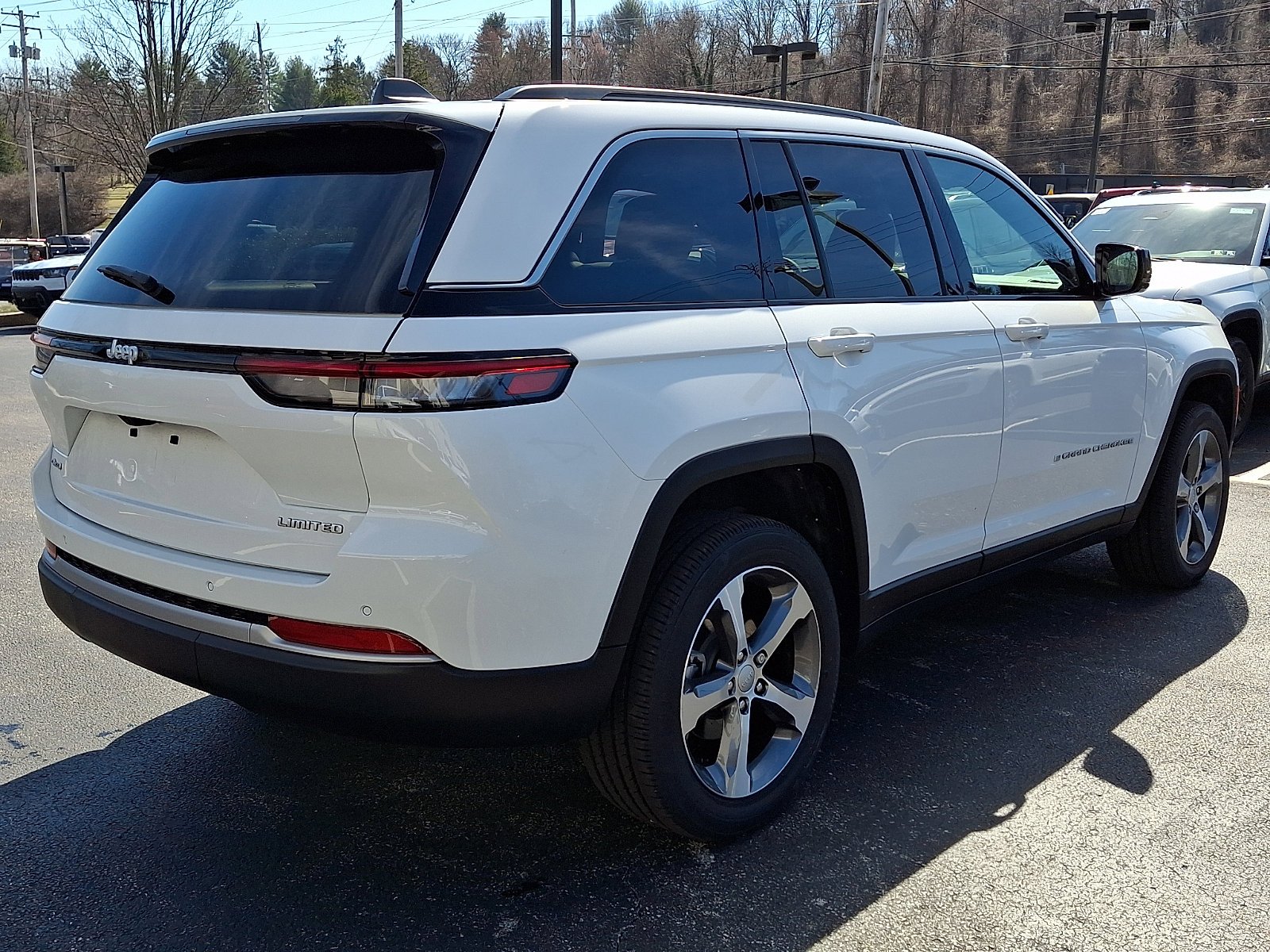 New 2026 Bright White Clear-Coat Exterior Paint Jeep Limited image 3