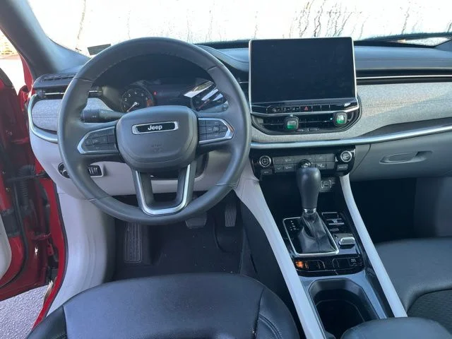 Used 2024  Jeep Latitude image 13